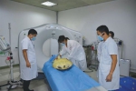 被救治的海龟正在进行CT扫描体检。(受访对象供图) - 中新网海南频道