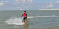 图为选手进行动力冲浪运动练习。符宇群摄 - 中新网海南频道