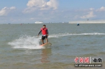 图为选手进行动力冲浪运动练习。符宇群摄 - 中新网海南频道
