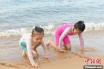 孩子在沙滩玩耍。　符宇群 摄 - 中新网海南频道