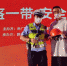 交警给市民发放安全头盔 - 中新网海南频道
