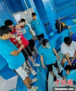 为救助搁浅带伤海豚 救援人员制作浮具"教"海豚游泳 - 中新网海南频道