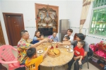 　9月12日，黄莹莹一家人一起吃月饼，提前庆祝中秋节。 - 中新网海南频道