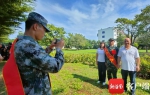 入伍新兵正在和家人告别合影。记者杜倬荷 摄 - 中新网海南频道