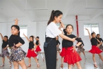 海口市英才小学滨江分校开设恰恰舞课。 本组图片均由本报记者 陈若龙 摄 - 中新网海南频道