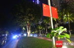 迎国庆，海口街头挂起五星红旗 - 中新网海南频道