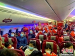 乘务员与乘客在云端祝福祖国庆祝华诞 - 中新网海南频道