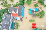 万宁一村庄因强降雨被淹，部分道路水位超1米，消防紧急救援被困群众 - 海南新闻中心