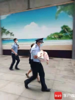 八岁女童在动车上突昏迷 海南铁警抱起她狂奔300米出站及时就医 - 海南新闻中心