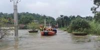 河水暴涨，万宁一路面成“汪洋”！父子二人被困树上求助…… - 海南新闻中心