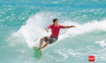 在第十四届全运会中，海南选手黄一格获冲浪项目男子短板银牌。新华社发 - 中新网海南频道