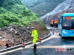 三亚连绵降雨部分路段积水 交警全警上路保安全 - 中新网海南频道