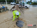三亚连绵降雨部分路段积水 交警全警上路保安全 - 中新网海南频道
