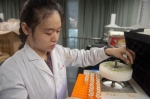 10月19日，在海口市的海南波莲水稻基因科技有限公司的实验室里，工作人员用离心设备分离样品。 袁琛 摄 - 中新网海南频道