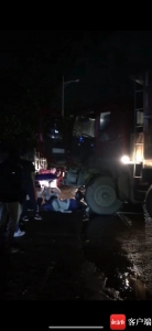 海口一大货车晚上路遇检查 关大灯掉头撞倒电动车致1人受伤 - 海南新闻中心