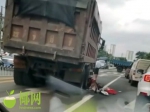 事发海口！大货车撞上电动车，一老人腿部遭碾压 - 海南新闻中心