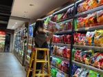 超市工作人员正在上架“双11”促销货品。 海口日报记者李银 摄 - 中新网海南频道