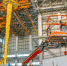 11月3日，在海口美兰空港一站式飞机维修基地项目，工作人员对喷漆机库内升降平台进行检查。 海口日报记者 王程龙 摄 - 中新网海南频道