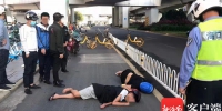 凌晨酒后骑车撞护栏摔倒 海口2男子竟躺马路上呼呼大睡 - 海南新闻中心
