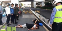 清晨海口两男子酒驾电单车撞上护栏 倒地后竟呼呼大睡...... - 海南新闻中心