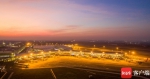 沐浴在彩霞中的海口美兰机场二期即将起航 - 中新网海南频道