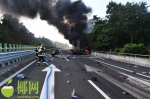 海三高速半挂车追尾大货车！燃起大火，1人被困…… - 海南新闻中心