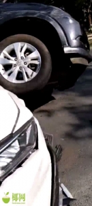 惊险！海口火山口大道5车相撞，一车“骑”上另一车的车顶 - 海南新闻中心