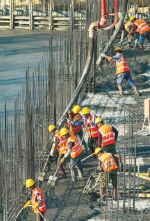 12月9日下午，江东高品质饮用水厂的第一块主体结构底板浇筑完成。封烁 摄 - 中新网海南频道