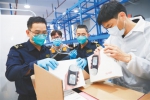 十二月九日，在澄迈县马村港，海关关员在查验加工增值内销呼吸机。封烁 摄 - 中新网海南频道