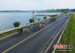 　2021首届环南丽湖自行车赛开赛现场。程守满供图 - 中新网海南频道