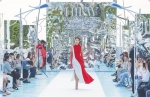 12月12日，2021海南岛国际时装周在三亚湾海岸带来DRAMAHAUS 2022春夏系列大秀。海南日报记者 武威 摄 - 中新网海南频道