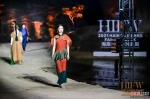 海南岛国际时装周：时尚黎锦服饰惊艳亮相天涯海角 - 中新网海南频道
