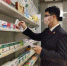 海口市人民检察院工作人员检查零售药店药品。 陈晓洁 摄 - 中新网海南频道
