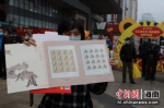 集邮爱好者展示《壬寅年》生肖大版折。海南邮政供图 - 中新网海南频道