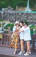游客在莲花山文化景区游玩。海南日报记者 袁琛 摄 - 中新网海南频道