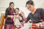 海南东方：母女二人巧手传承创新黎锦技艺 - 中新网海南频道