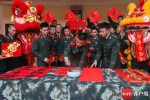 海南武警战士扮靓军营过大年 - 中新网海南频道