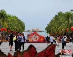 各地游客在三亚欢度“亲水”春节 - 中新网海南频道