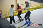 图为海口市民体验室内滑雪，享受冰雪运动的快乐。骆云飞摄 - 中新网海南频道