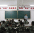 辅导老师正在为备考战士授课。　武警海南总队机动支队供图 - 中新网海南频道