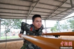 一名备考战士正在加强体能训练。 武警海南总队机动支队供图 - 中新网海南频道