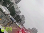 海口世纪大桥上又撞了！一辆白色面包车撞上中央护栏，多节护栏受损…… - 海南新闻中心