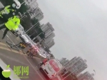 海口世纪大桥上又撞了！一辆白色面包车撞上中央护栏，多节护栏受损…… - 海南新闻中心