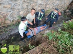 与路面落差近3米！八旬老人不慎跌落排水沟 三亚警民联合救助 - 海南新闻中心