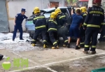 海口一新能源车突发起火，消防员将车掀翻对电池降温 - 海南新闻中心