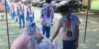 老师变“大白” 海口市教育局组织16所学校试点核酸抽检 - 海南新闻中心