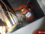 男子夜间施工不慎掉入4米设备井 陵水消防紧急救援 - 海南新闻中心