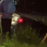 事发海口！小轿车失控撞断路边护栏，半边车身扎入灌溉沟渠…… - 海南新闻中心