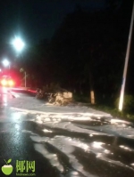 事发海口！一轿车撞上桥墩起火烧毁，司机当场死亡 - 海南新闻中心