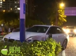 海口街头两车相撞！一辆“四脚朝天”，另一辆冲上绿化带撞路灯 - 海南新闻中心